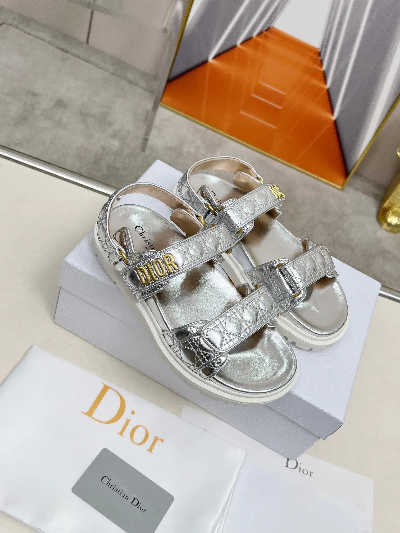 👟👟Ex-factory price 500👟👟Dior👏👏new classic style. 🔥Purchasing-level qualityThe most popular thick-soled sandals in foreign counters. Upper➕Inside: original customized material, original mold opening of sole 1.1 (lightweight, code number 35-40 (41/42 can be customized)